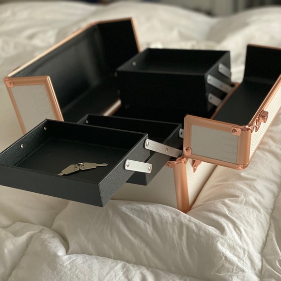 BELLA case - Picture 4 of 7